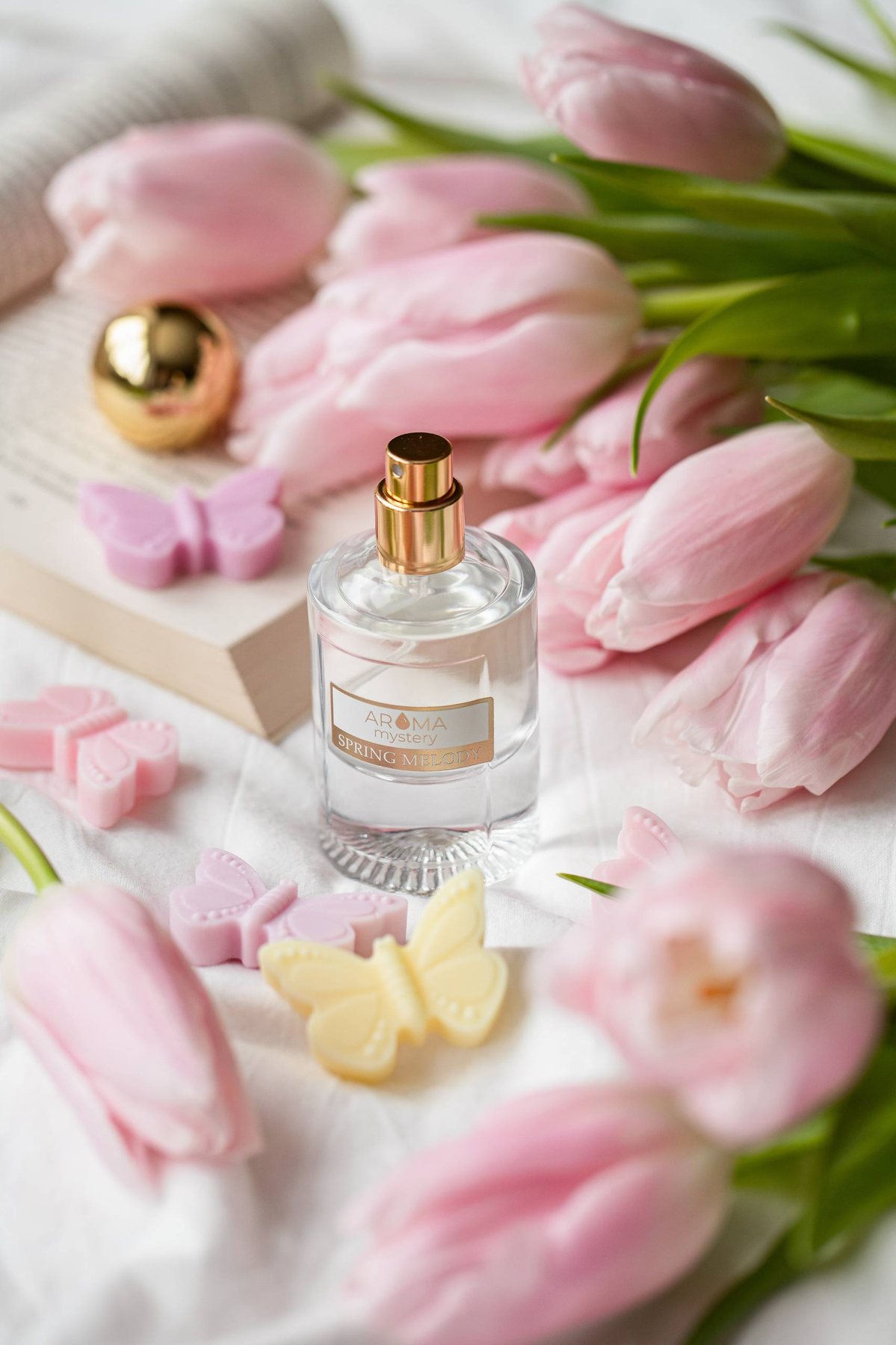 Флакон духов Aroma Mystery среди тюльпанов
